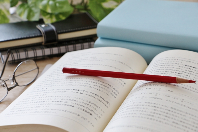 教材とメガネと赤ペンの学習についてのイメージ